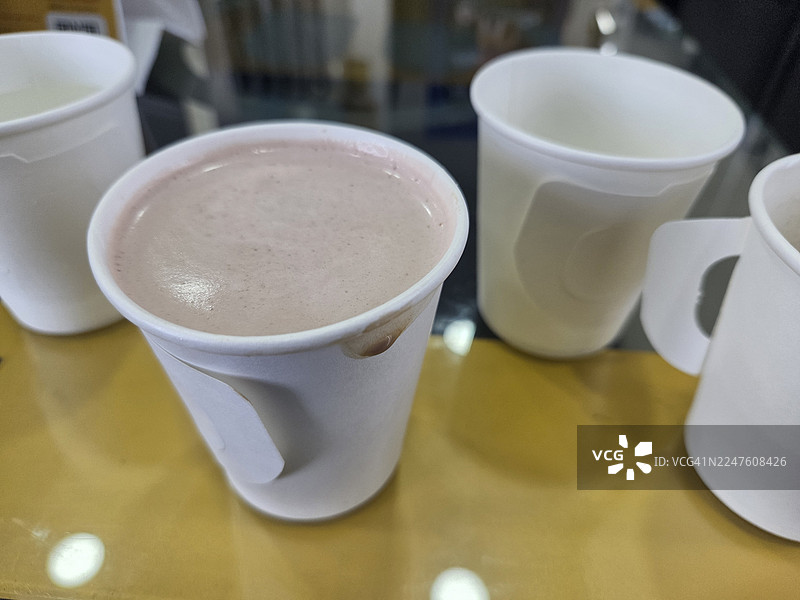 纸杯里的热咖啡图片素材