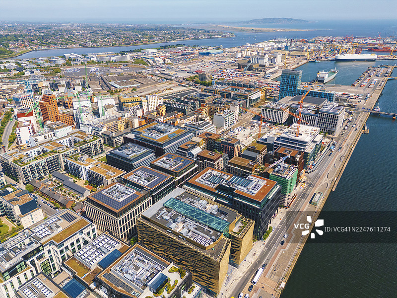 爱尔兰都柏林港和利菲河畔Point村的鸟瞰图图片素材