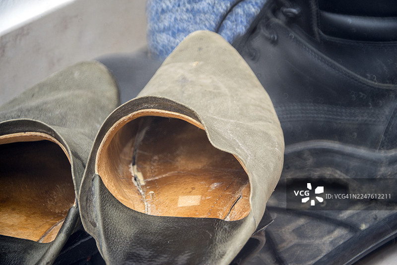 旧的、磨损的、舒适的皮鞋，采用梦幻般的柔和风格图片素材