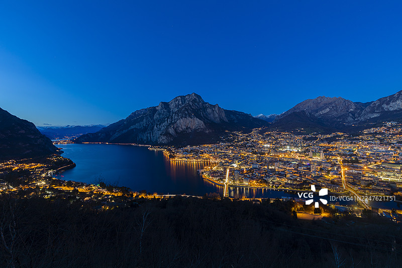 意大利伦巴第大区莱科镇的黄昏全景图片素材