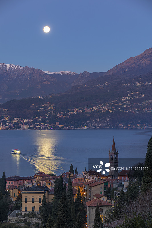 意大利伦巴第大区莱科省科莫湖瓦伦纳的月光图片素材