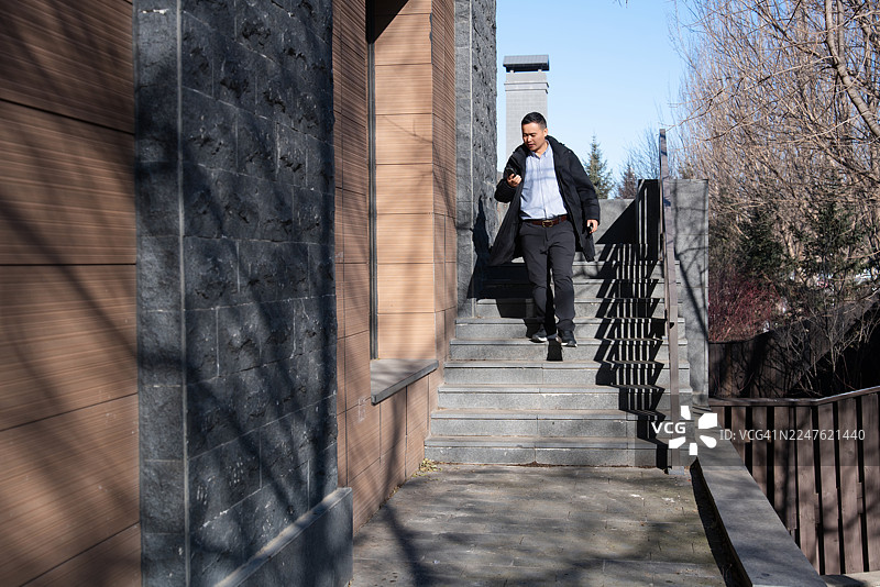 一位中年亚洲男性正在联系客户图片素材