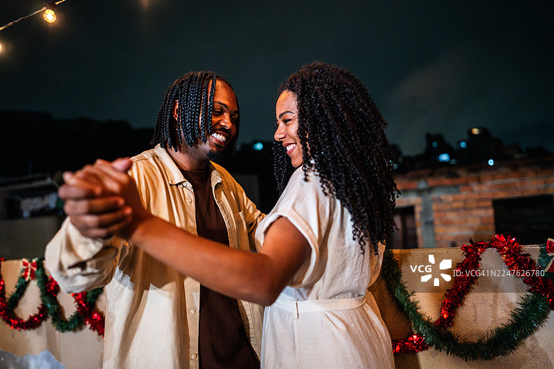 中年情侣在圣诞夜于屋顶跳舞图片素材