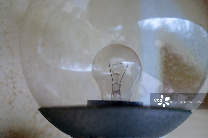 灯泡在灯座里图片素材