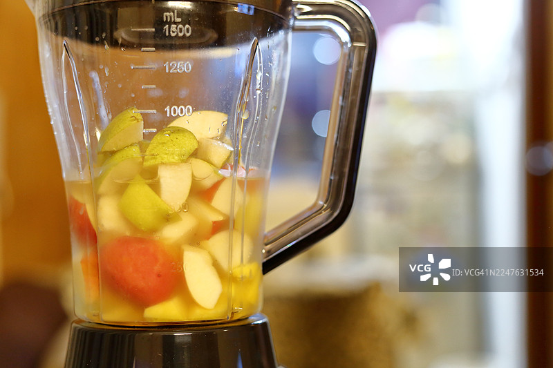 将苹果和梨切块，准备制作健康的冰沙图片素材