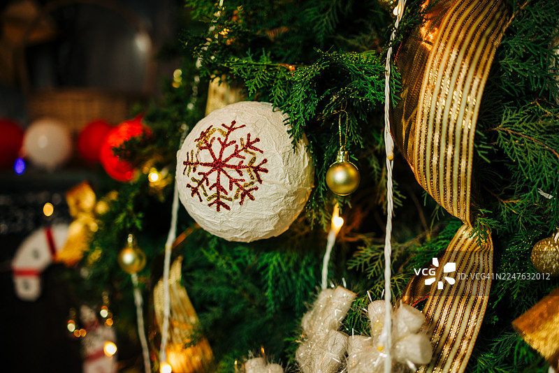 DIY白色圣诞装饰品，带有雪花图案图片素材