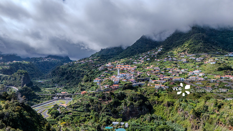 俯瞰马德拉波尔图莫尼兹附近郁郁葱葱的绿色景观图片素材