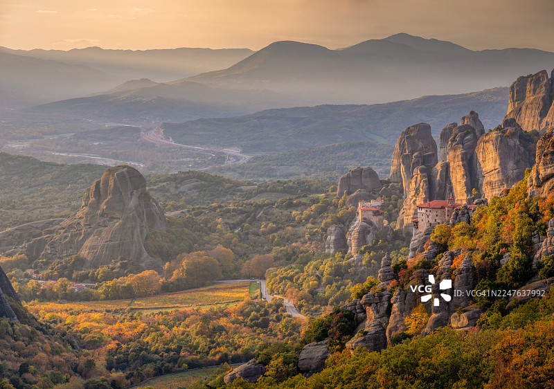 梅特奥拉修道院日落景色图片素材
