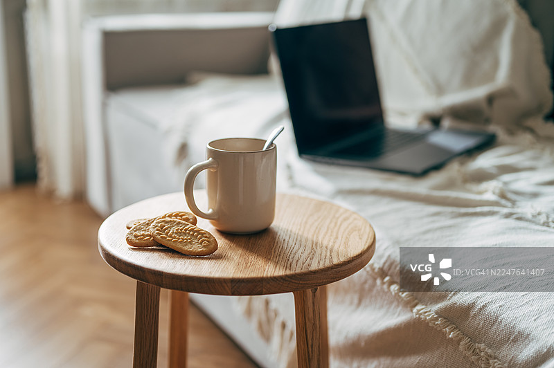 咖啡杯与饼干静物。营造家中或咖啡馆舒适的早晨早餐氛围。图片素材