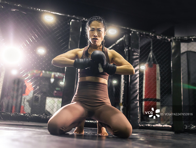 自信走入擂台的亚洲女子MMA拳击手图片素材