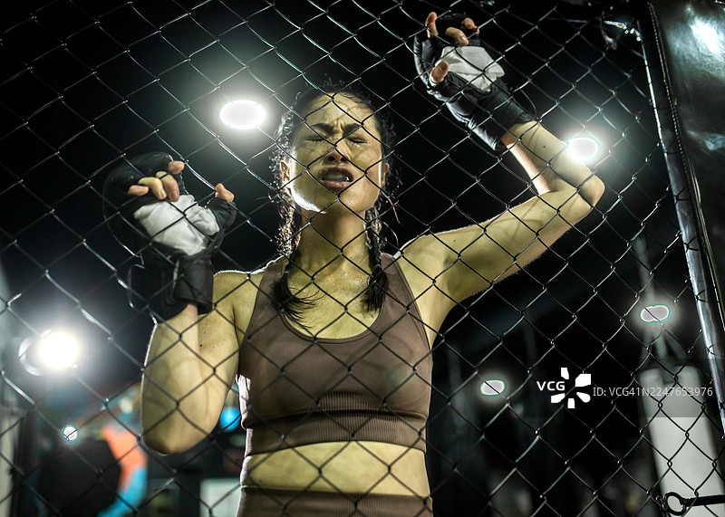 亚洲女MMA拳击手自信地走进拳击台图片素材