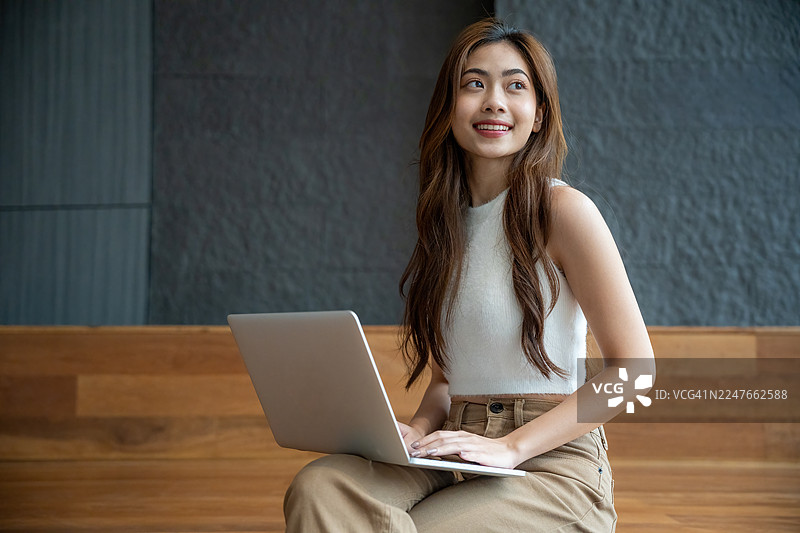 年轻女子在咖啡店用笔记本电脑工作。女企业家在家用笔记本电脑工作。屏幕上显示网络和网页设计。规划。通过打字搜索互联网和技术。样机空间。图片素材