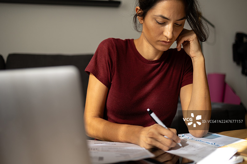 女子在家处理文书工作图片素材