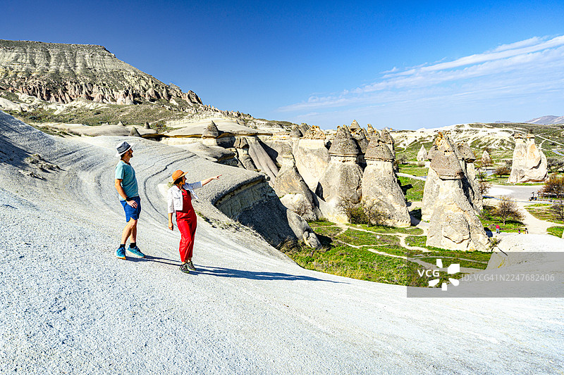 游客在卡帕多奇亚看仙人烟囱图片素材