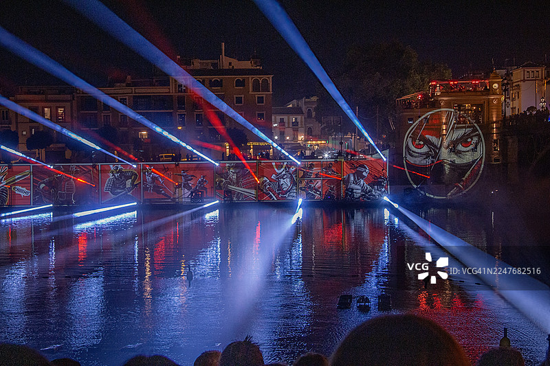 西班牙塞维利亚瓜达尔基维尔河上的圣诞视听盛宴图片素材