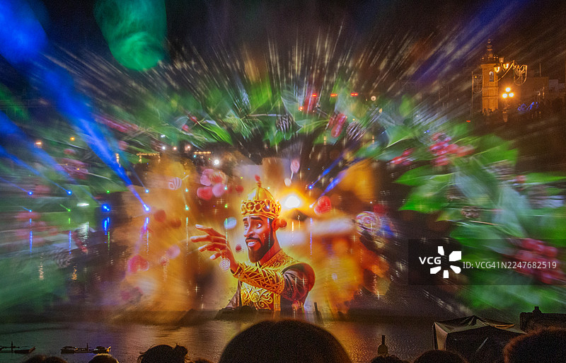 西班牙塞维利亚瓜达尔基维尔河上的圣诞视听表演图片素材