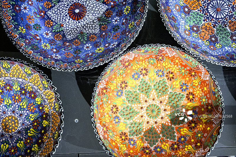 色彩缤纷的陶碗装饰，卡帕多奇亚图片素材