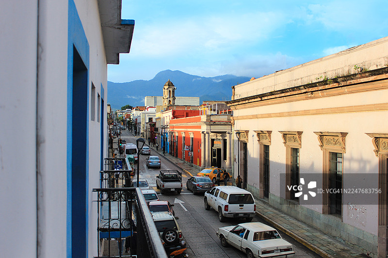 日落时分俯瞰瓦哈卡市中心的殖民时期街道图片素材