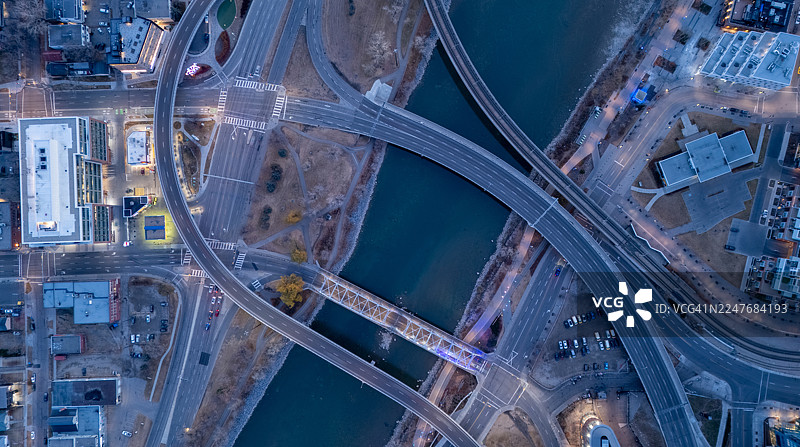 卡尔加里弓河大桥黎明景象——俯视航拍，通过照片堆叠技术展示了洁净无车的车道图片素材