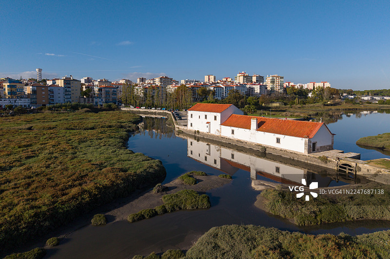 葡萄牙塞沙尔科罗伊奥斯潮汐磨坊及周边湿地的鸟瞰图图片素材