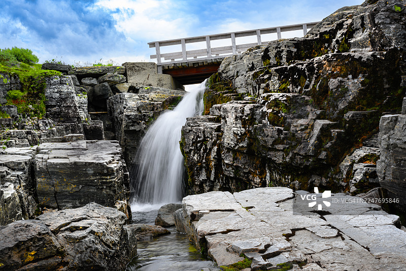 长曝光下的桥梁瀑布图片素材