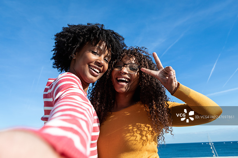 快乐的年轻女性朋友们在户外自拍图片素材