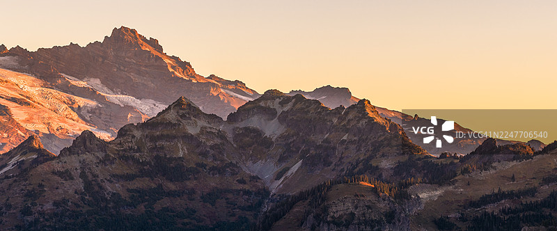 雷尼尔山塔图什山脉日出航拍图片素材