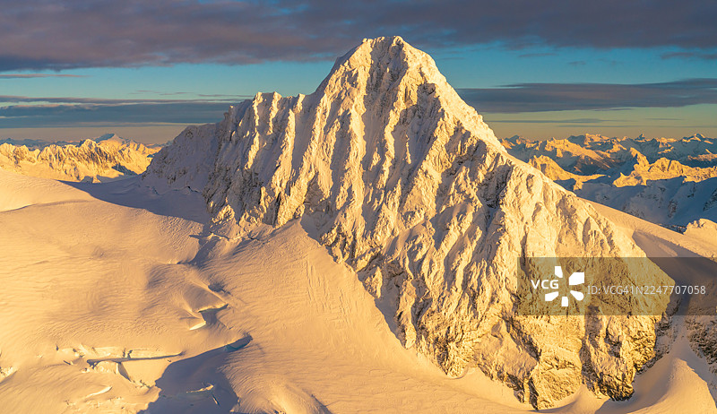空中俯瞰沙斯塔山金字塔峰的黄昏光景图片素材
