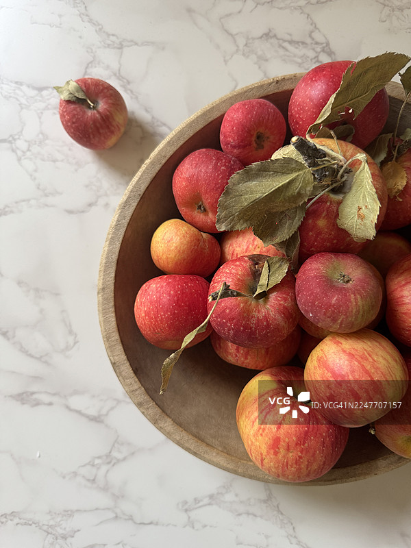 质朴木碗里的新鲜苹果，俯视角度，留有复制空间图片素材