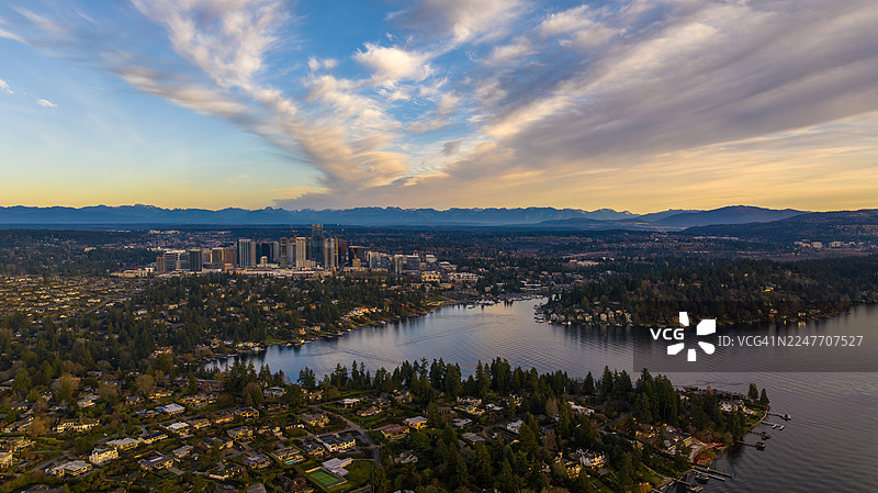 空中俯瞰梅迪纳东区和贝尔维尤的梅登鲍尔湾图片素材