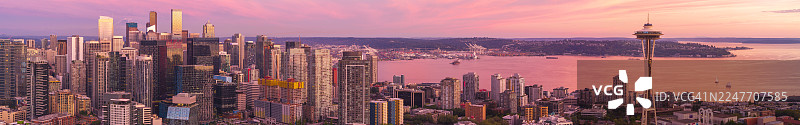 西雅图日落市中心天际线至太空针塔全景航拍图片素材