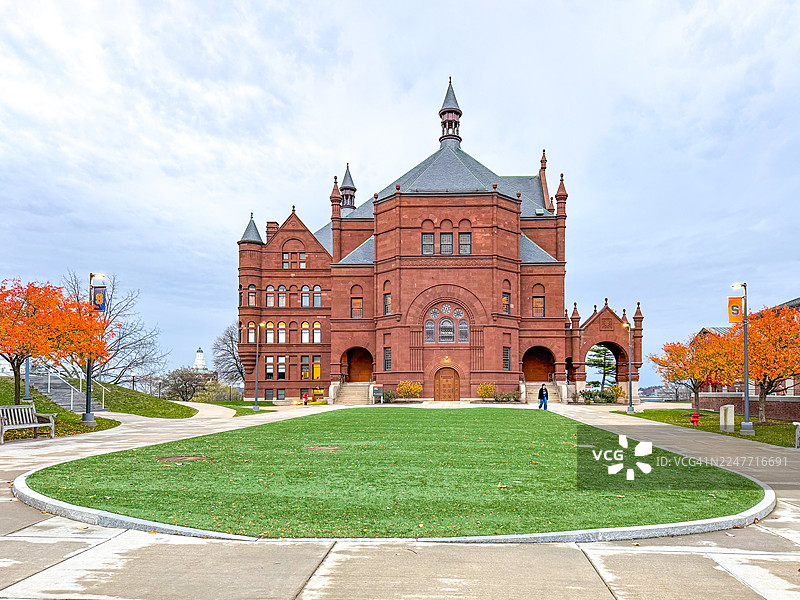 雪城大学历史悠久的砂岩建筑——克劳斯学院图片素材