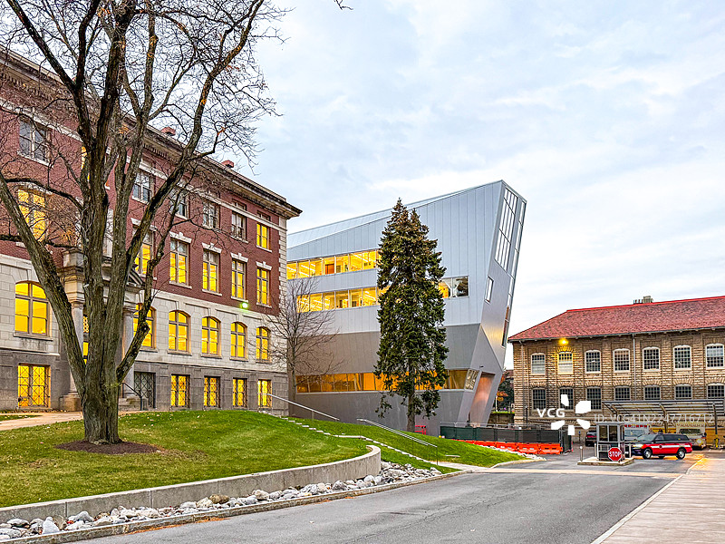 雪城大学的新旧教学楼图片素材