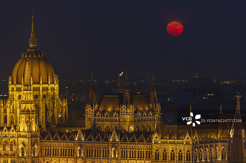 超级血狼月全月食，匈牙利国会大厦夜景鸟瞰图图片素材