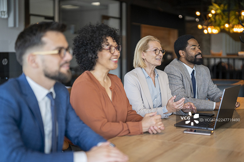 商务人士参加会议，聆听演讲者图片素材