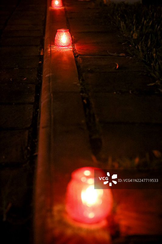 人行道旁装饰着灯笼蜡烛罐图片素材