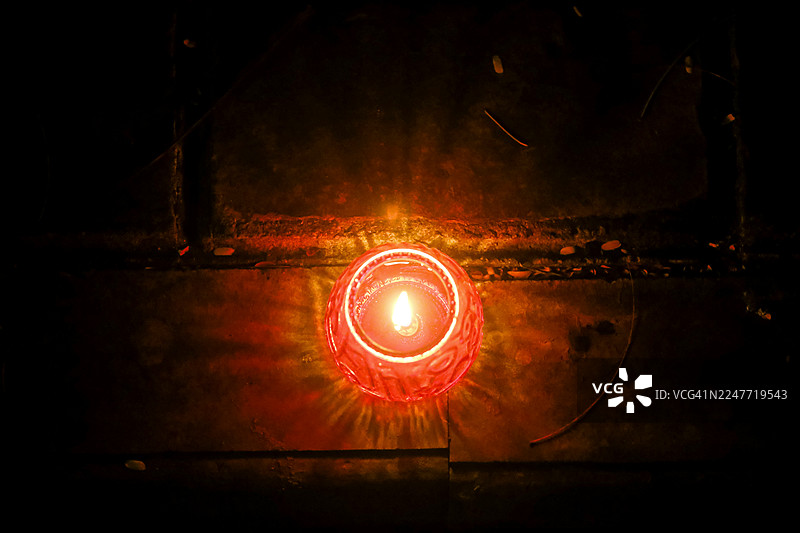 人行道旁装饰着灯笼蜡烛罐图片素材