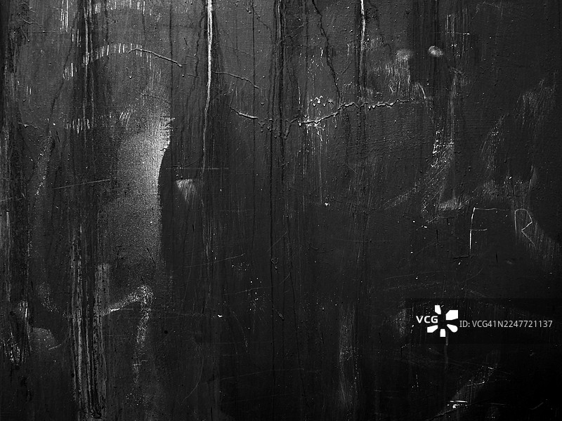 英国伦敦，一面带有纹理、铜绿和污渍的黑色墙壁。光影。黑白。图片素材