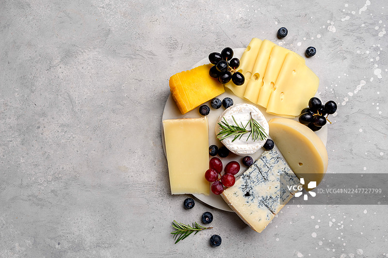 奶酪拼盘，包含马苏里拉奶酪、硬质奶酪、霉菌奶酪、戈贡佐拉奶酪、佩克里诺奶酪、艾门塔尔奶酪、洛克菲尔奶酪等手工精选奶酪图片素材