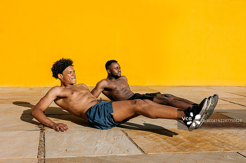 两个身材健美的男性朋友在户外一起锻炼图片素材