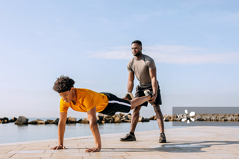 两个身材健美的男性朋友一起在户外锻炼图片素材