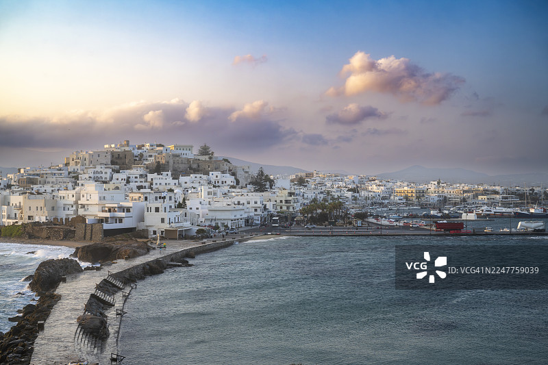 希腊岛屿宁静港口的日出图片素材