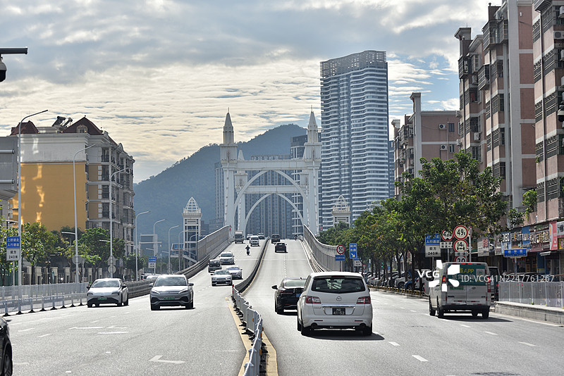 建筑地标：晴天下的珠海白石桥图片素材