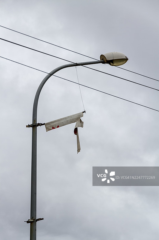 带破损广告横幅的路灯图片素材