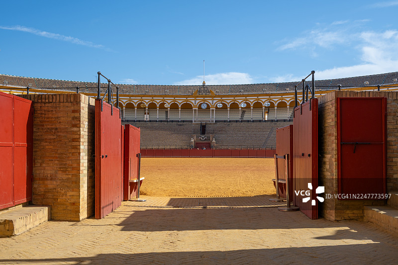 西班牙斗牛场中的红色大门图片素材