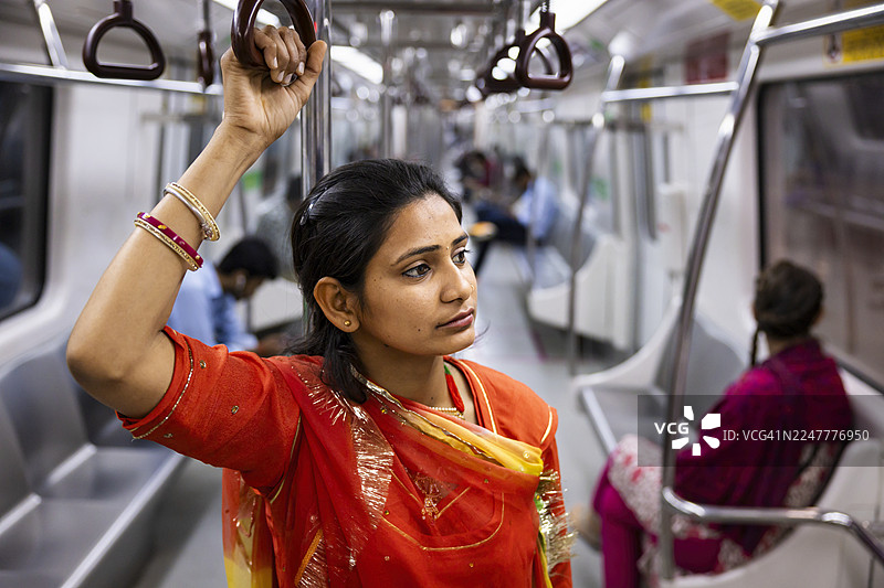 印度斋浦尔，女子乘坐地铁通勤图片素材