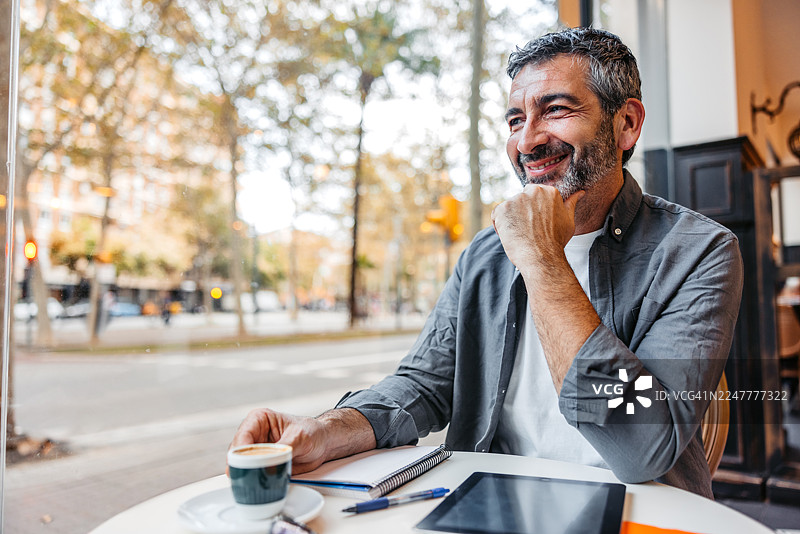 西班牙巴塞罗那咖啡馆里一位成熟的男人在喝咖啡图片素材