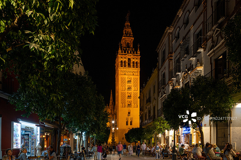 夜色中的塞维利亚吉拉达塔灯火辉煌图片素材