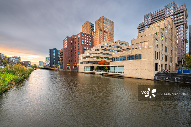 阿姆斯特丹南区运河旁的现代建筑图片素材