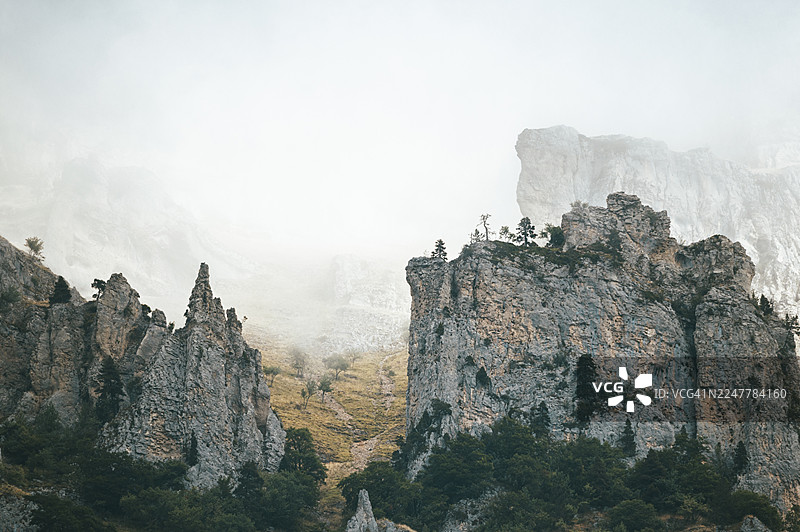 洛矶山脉山峰地貌，营造出忧郁的氛围光照与薄雾效果图片素材